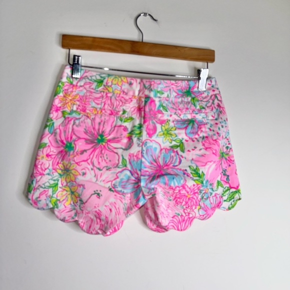 Lilly Pulitzer Jaquard Seersucker Scallop Hem Buttercup Shorts 5” - Picture 2 of 9